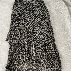 Leopard Kjol  - Säljer denna fina leopardmönstrade kjolen från Lindex. I storlek S. Skicket är jättebra, då den är knappt använd. 