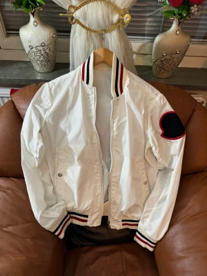 Moncler jacka hutcher nylon  - En jätte fin moncler jacka i nylon, knappt använd därför så säljer jag den, den är storlek S men funkar bra ifall man har M 