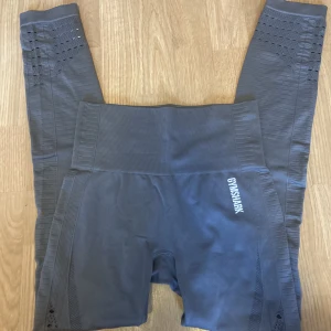 Gymshark tights - Jätte fina gymshark tights som är grå färgade. Passar jätte bra till gym och träning. Inga defekter nästan som ny. Billigt pris! Tryck gärna på köp nu och kontakta för fler bilder💕