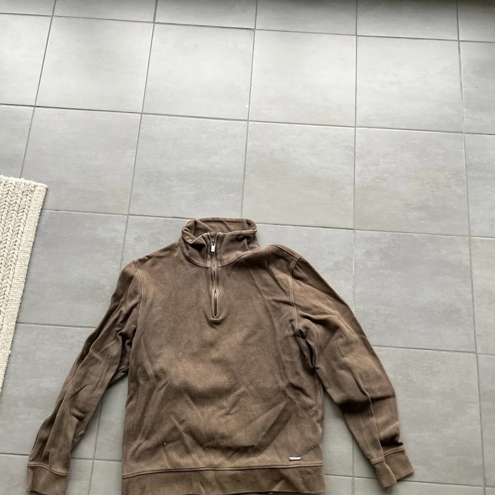 Två likadana half zip från Massimo dutti  Storlek M på båda  Skick 8/10 på blåa 6/10 på bruna 300kr styck eller 500 för båda  . Tröjor & Koftor.