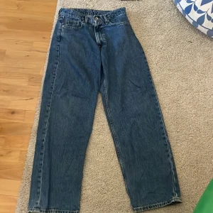 Baggy VAILENT byxor xs - Extremt Baggy vailent byxor som är storlek xs. Men skulle passa någon i storlek L då de är så breda och ganska långa. Men om man gillar väldigt Baggy och har storlek xs-m är de perfekt. Själv har jag M o de sitter Baggy som fan. Köptes för 600kr. 