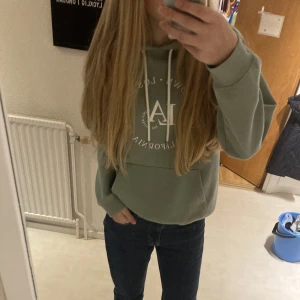 Grön hoodie - Grön hoodie i storlek s från hm som ej använts mycket alls! 🍀💚 Skriv vid frågor! 70+frakt! 