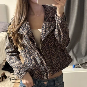 Jeansjacka - Cool jeansjacka med leopard mönster! Storlek M men passar även mig som brukar ha S 