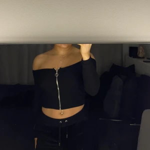 Svart Offshoulder zip-tröja - Bik Bok - Säljer denna då den inte kommer till användning längre, fint skick🤍