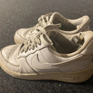 Skor - Nike skor. Lite smutsiga och använda. Om man tvättar får man nog bort det värsta. Slitna på insidan. Därav det billiga priset