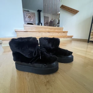 Vinterskor med fluff - Helt oanvända vinterskor med fluff på! Köpa på H&M förra vintern i strl 39💗💗