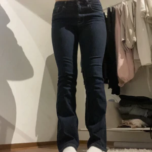 lågmidjade jeans - så fina lågmidjade bootcut jeans från zara strl 38!! jag är ca 170cm!