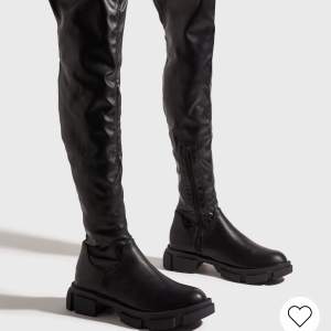 Fick inte med hela skon på 1 bild men snygga höga boots ifrån Nelly. Använt endast 1 gång. 