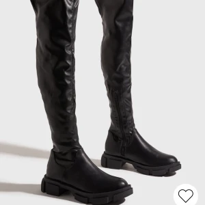 Boots - Fick inte med hela skon på 1 bild men snygga höga boots ifrån Nelly. Använt endast 1 gång. 