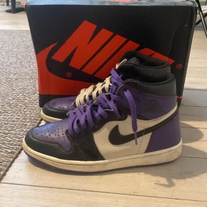 Jordan 1 purple retro high - Har haft dom ett år så ganska bra skick vill sälja dom nu för att dom är för små men lådan är med 