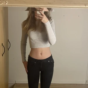 Glitter tröja🪩 - Säljer en jättefin glitter tröja från hm, lappen är kvar. Köpte den här på plick men blev inte så nöjd med hur den satt på mig så säljer därför vidare den. Köpte den för 150kr. Storlek xs men sitter mer som xxs. Perfekt om man ska på disco eller nyår🪩