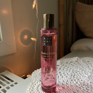 Rituals Chakra Water - Knappt använd, doften är Indian Rose och Himalaya Honey🧡Doftar typ varma höst-vibes enligt mig✨