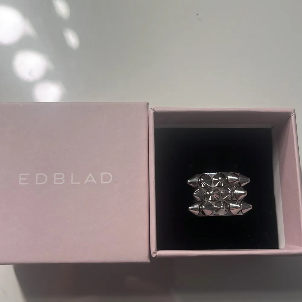 En jättefin silvrig Edblad ring. När man köper den får man med asken.  Orginal pris är 400 kr. I storlek S (16,8).. Accessoarer.