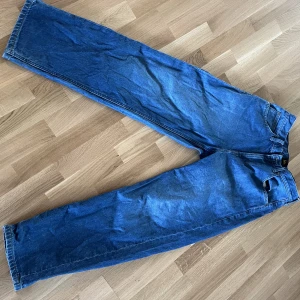 Lee jeans - Lee jeans med lös/bagge passform. Modellen heter Asher. 