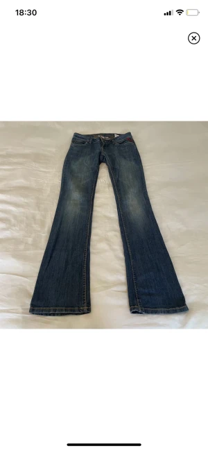 Snygga lågmidjade jeans💞 - Snygga jeans❤️ Midjemått rakt över: 36 cm, innerbenslängd 81 cm💞(lånade bilder)❤️