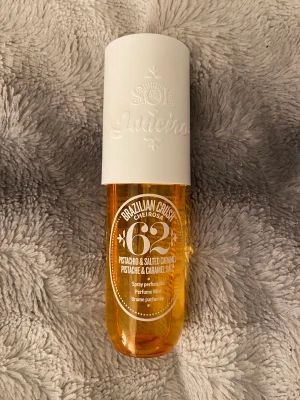 Sol de Janeiro parfym mist - Säljer denna sol de Janeiro parfymen i lukten 62 (pistachio & Salted caramel). Fick den i present men har aldrig kommit till användning. Den är helt ny och ordinarie pris är 249 kr.