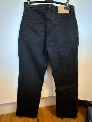 Höga Jeans H&M - Höga jeans i rak model, fransade nertill
