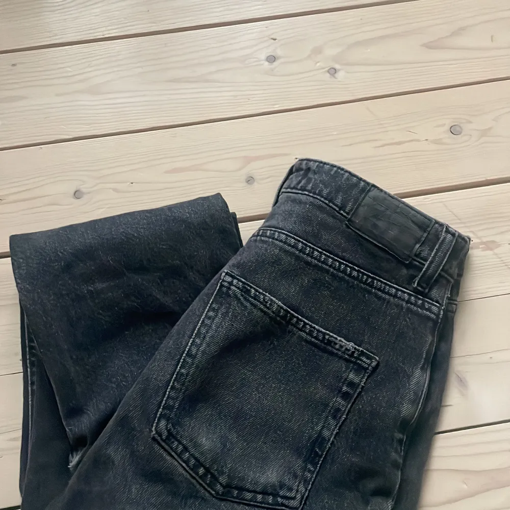 Mörkgrå jeans med slits från zara🫶🏼Fint skick!! Säljer eftersom jag har växt ur dem. Pris kan diskuteras . Jeans & Byxor.