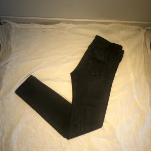 Replay jeans - Tjo,Nu säljer dom här grischiga Replay jeansen åt min brorsa. storlek 28. Ny pris: 1400 mitt pris: 499. Svinbra skick 9,5/10. Skriv gärna om ni har funderingar.