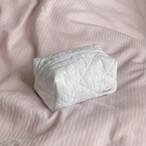 Handsydd necessär - Säljer handsydda necessärer som den här av 100% upcycled tyg! Beställ via Instagram @se.fiore 💕