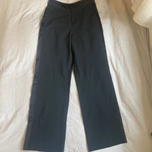 Svarta kostymbyxor  - Svarta kostymbyxor från Lindex🖤  high-/mid waist  