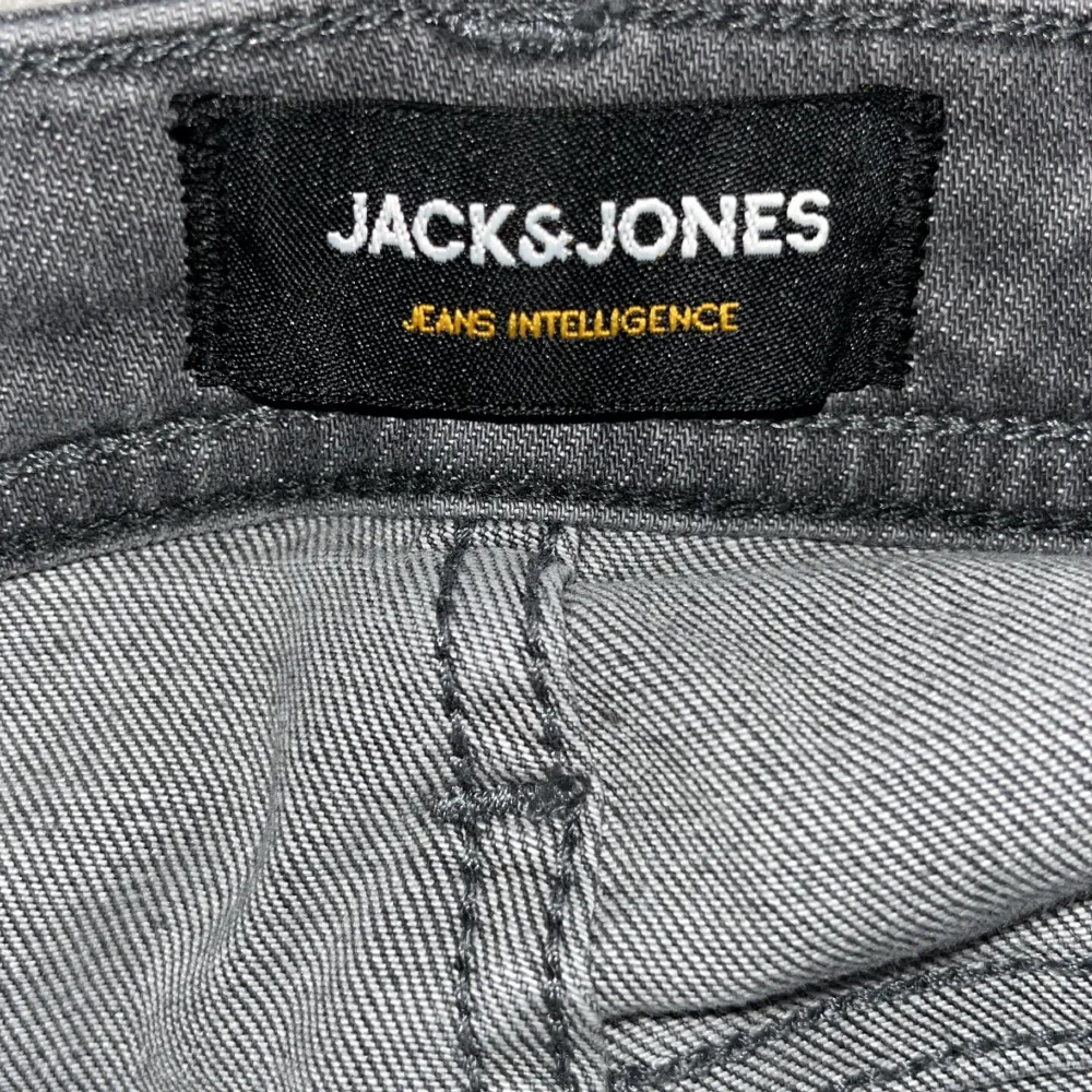 Fina gråa jack and Jones jeans som jag knappt använt de är precis som nya. Byxorna är i storlek 28 så byxorna passar dig som är mellan 170-185  Köpta för 600kr från Jack and Jones . Jeans & Byxor.