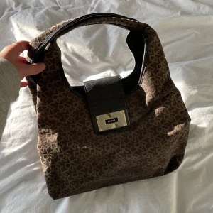 Vintage väska - Super snygg vintage dkny väska! Är köpt secondhand men är i bra skick💗 Pris kan diskuteras💞