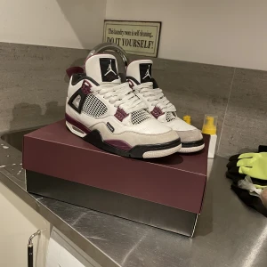 Jordan - Jordan 4 psg💸 Storlek 45.5! Några skavanker men inget enormt. Riktigt rena o fina. Kom pm för mer bilder och trades om ni har! Check Check finns med så äkta e dem. Tar trades!