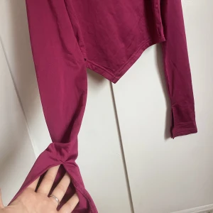 Topp - Topp från shein, använd fåtal gånger. Obs den är av varmt material på insidan och har axelkuddar på insidan. bra skick