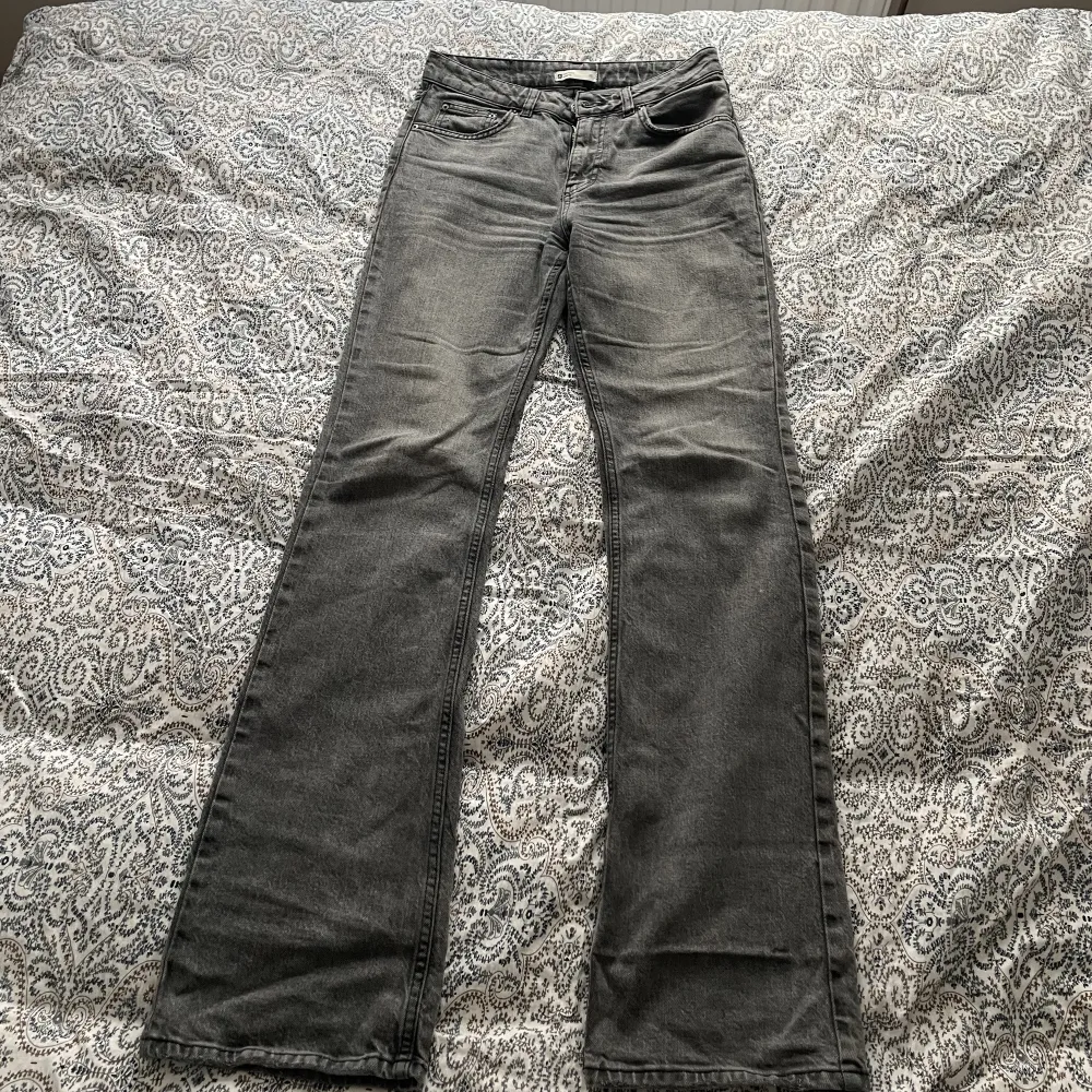 Säljer dessa jeans från Gina då de aldrig kommer till användning hos mig💕 strl 36 och väldigt långa i benen på mig som är ca 164💓Nypris 500, säljer för 280🥰. Jeans & Byxor.