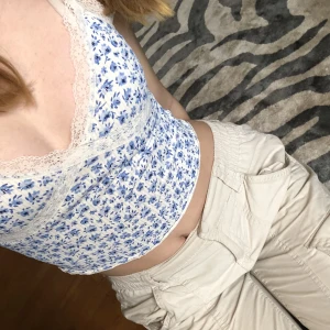 lace topp - söt coquette-liknande lace topp från H&M. ganska använd därav priset, men inga slitningar på lace eller tyg. skriv privat för fler bilder!