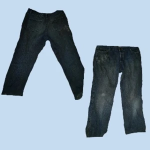 Baggy jeans - Dom är ganska slitna där nere och har några fläckar på sig. 