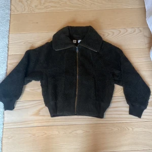 Undercover x Uniqlo fleece  - Säljer då jag köpt fel storlek Längd: 54 bredd: 54  
