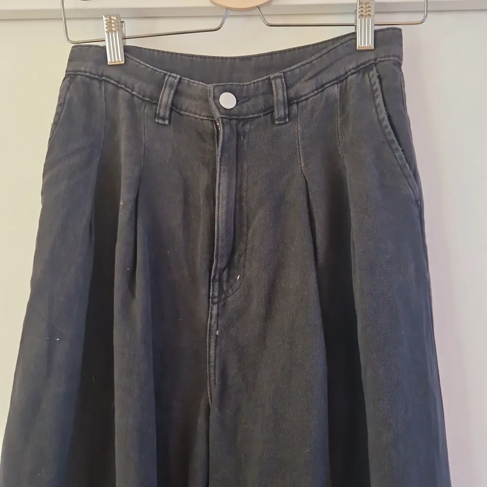 Svarta plisserade jeansbyxor med vida ben.  Brand: Monki  Size: 36. Jeans & Byxor.