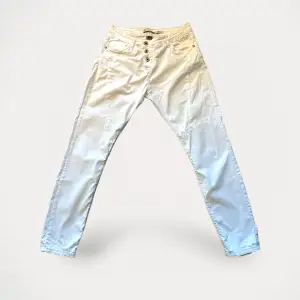 Jeans från Please.  Storlek: M Material: Bomull, elastin Använd, men utan anmärkning.