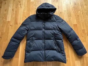 Vinterjacka - Vinterjacka herr  Märke: J.LINDEBERG Storlek: large Skick: jackan är i väldigt bra skick och använd försiktigt