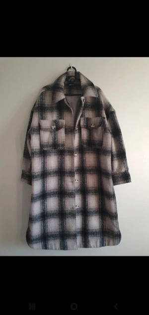 Lång jacka - Lång kappa/jacka från Gina Tricot. Mycket bra skick. Eventuellt lite nopprig. Kan skicka mått vid intresse.