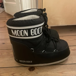 Moon boots  - Fina svarta moonboots. Har inga tecken på användning 😊