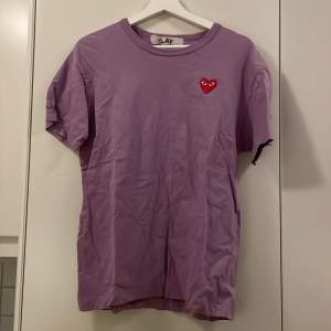 Fin lila T-shirt från Comme des Garçons 