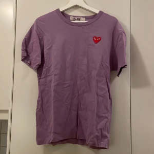 Comme des Garçons T-shirt  - Fin lila T-shirt från Comme des Garçons 