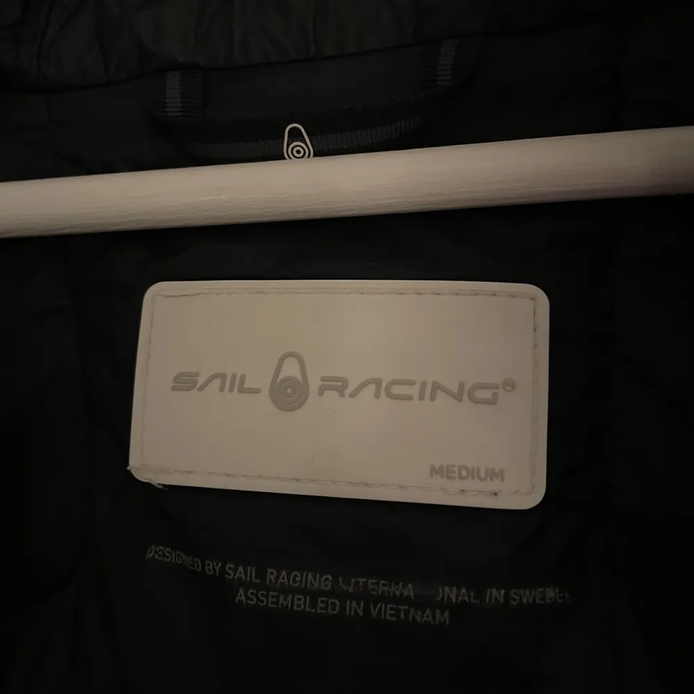 Säljer superfin Sail Racing stl M Nypris:4000kr . Jackor.