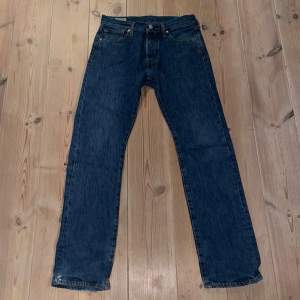 Levis jeans i storlek w30 l32, skriv för frågor eller fler bilder, modell 501