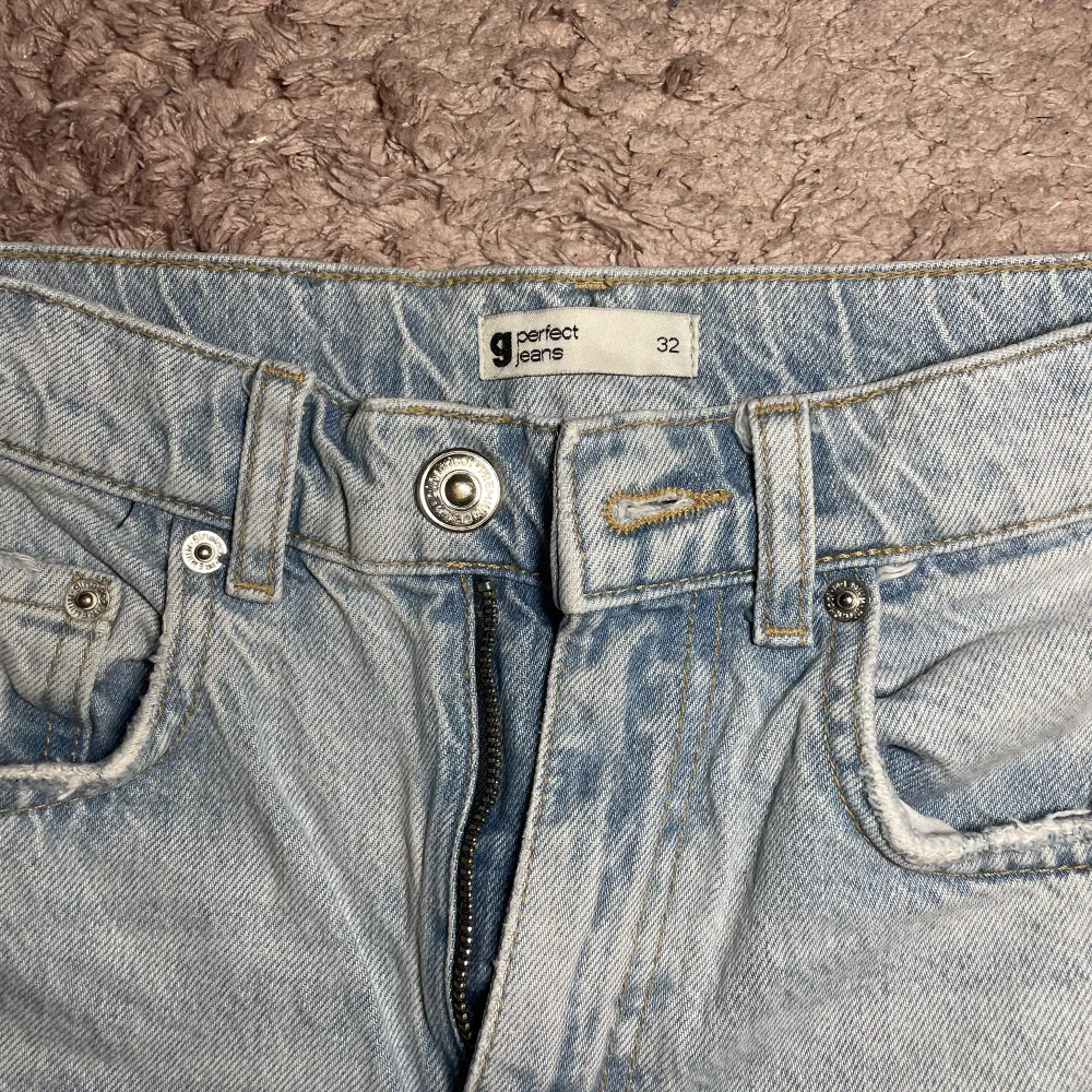 Säljer mina håliga jeans som är midwaist och ljusblåa. Använda ett fåtal gånger och har inga defekter, köpta från ginatricot och sitter väldigt fint på en, pris kan diskuteras 💓. Jeans & Byxor.