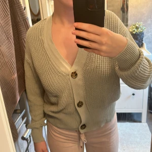 Mintgrön kofta - En superfin Mintgrön kofta från lager 157 i storleken S. Använd fåtal gånger.