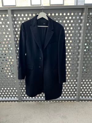 Hugo Boss Cashmere-Wool rock - Mörkblå Hugo Boss rock i Cashmere-Wool i fint skick. Storlek 46 men tycker passar även en Medium.
