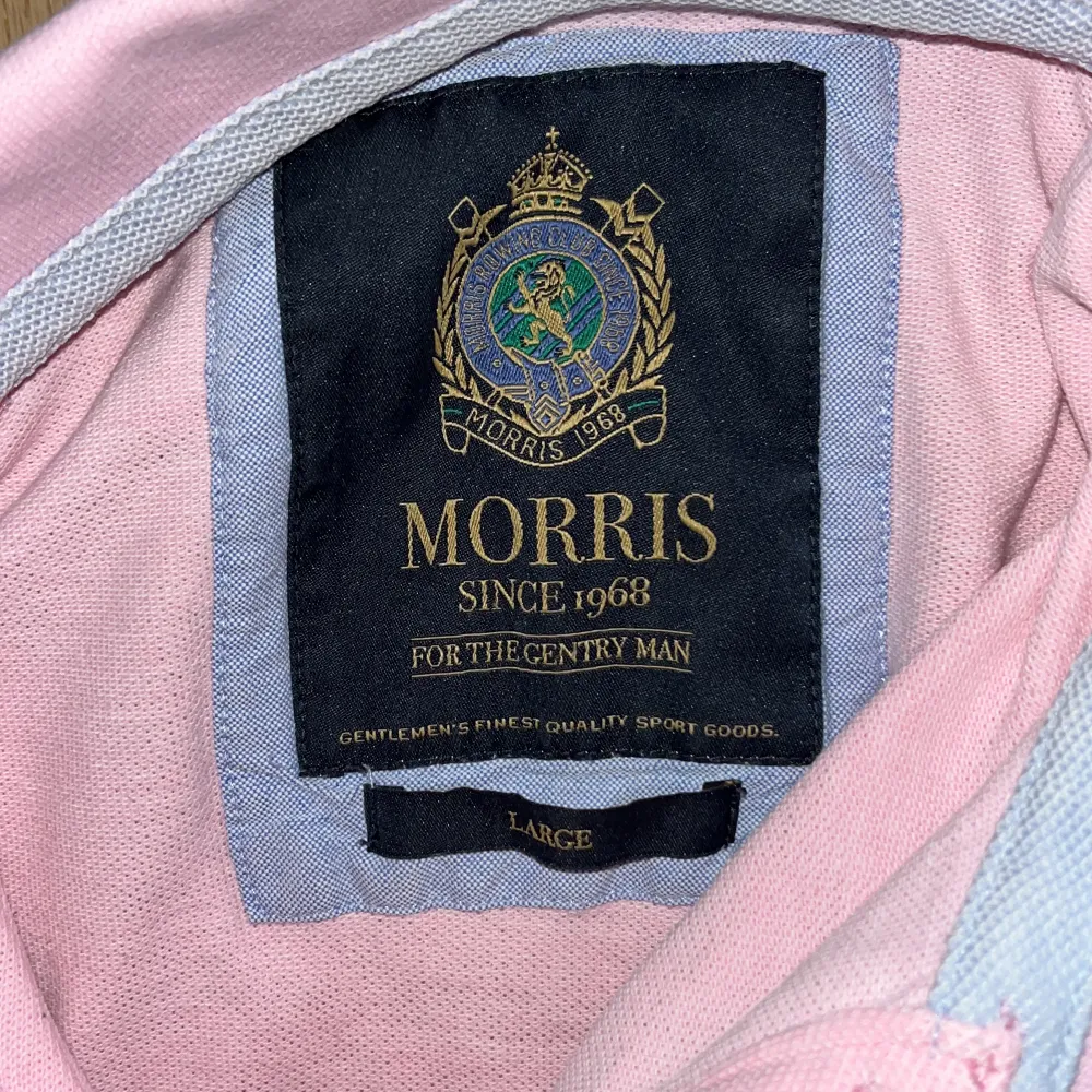 Säljer en ritkigt schysst Morris Piké. Färgen är ljus rosa och storleken är medium/large. Skriv gärna för mer info och bilder!. T-shirts.