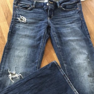 Lågmidjade American Eagle jeans - !Inte mina bilder! Säljer nu dessa jätte fina lågmidjade jeansen från american eagle som tyvärr var för stora☺️ Midjemått: 40cm Längd: 100 cm. Önskas fler bilder är det bara att frågaa 