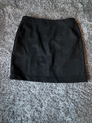 Kjol i läder imitation  - Aldrig använd!🌟 Säljs pga flytt! ❗️ KOMMER IFRÅN DJURFRITT & RÖKFRITT HEM❗️ 💖Köparen står för frakten💖