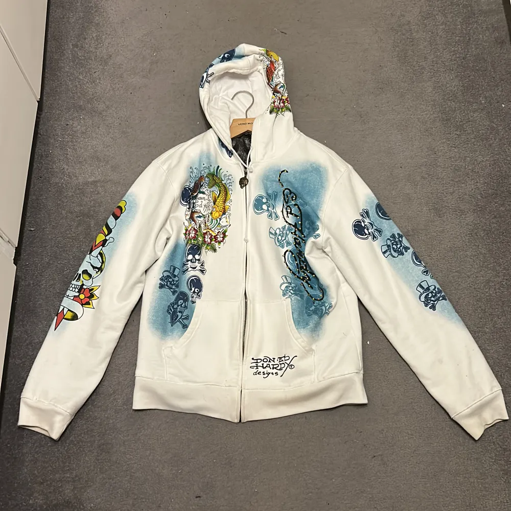 Säljer min Ed Hardy hoodie av Christian Audigier. Riktigt fet hoodie och sitter perfekt på mig som är 190cm. Köpte den för typ 1 år sen och har inga synbara fel. Riktigt varm hoodie också perfekt till vintern. Priset är inte hugget i sten.. Hoodies.