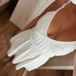 säljer denna super fina vita klänningen som passar perfekt till studenten eller andra fina tillfällen. Använd endast en gång 🫧🤍 skriv dm för fler bilder eller info. 🌸